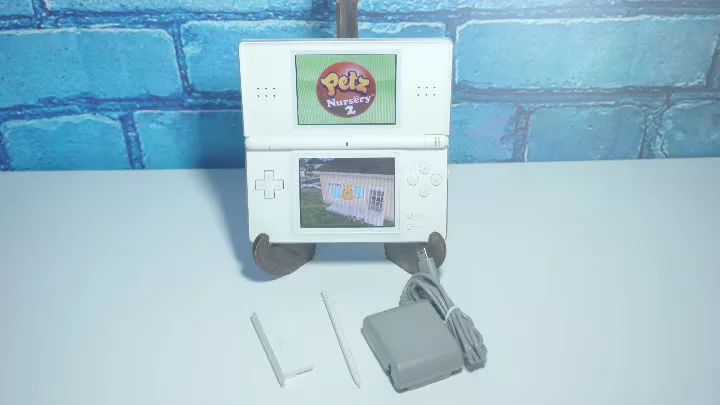 Nintendo DS Lite (Polar White) — view 3